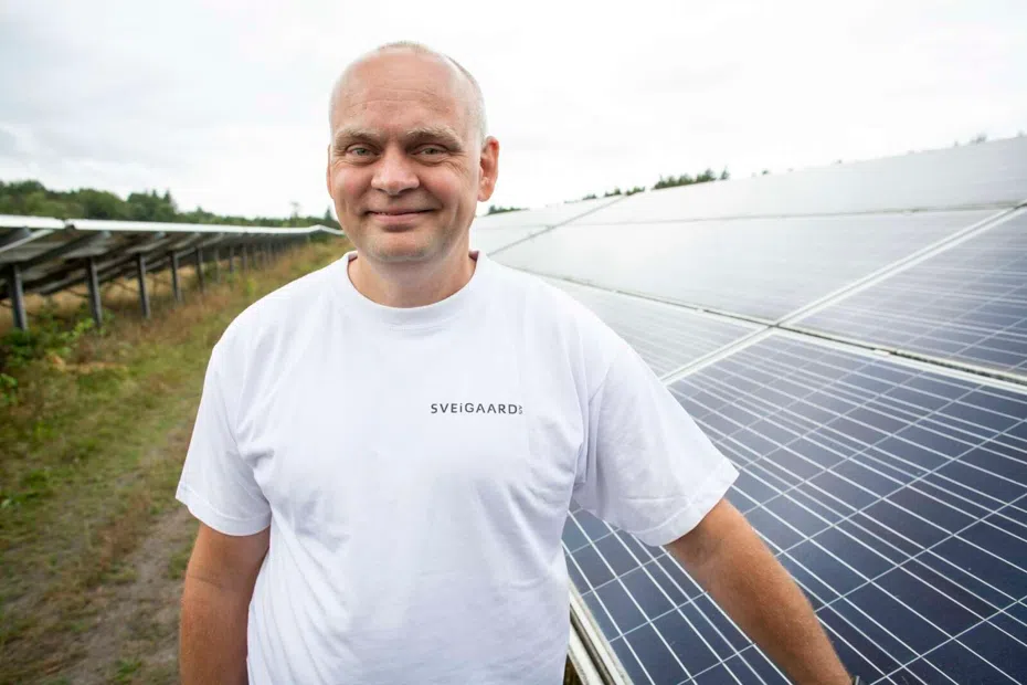 Søren Sveigaard foran solceller